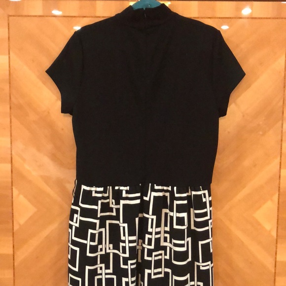 Black and White Short Sleeve Dress - Picture 4 of 8